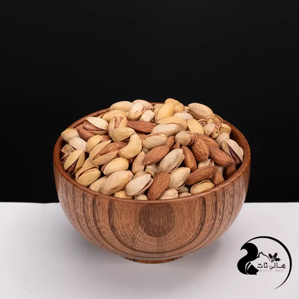آجیل بوداده بی نمک، ترکیبی مناسب و کم‌کالری از مغزهای تازه ایرانی است. این آجیل شامل پسته با پوست، بادام، فندق و بادام هندی همه بو داده و بی نمک می‌باشد.