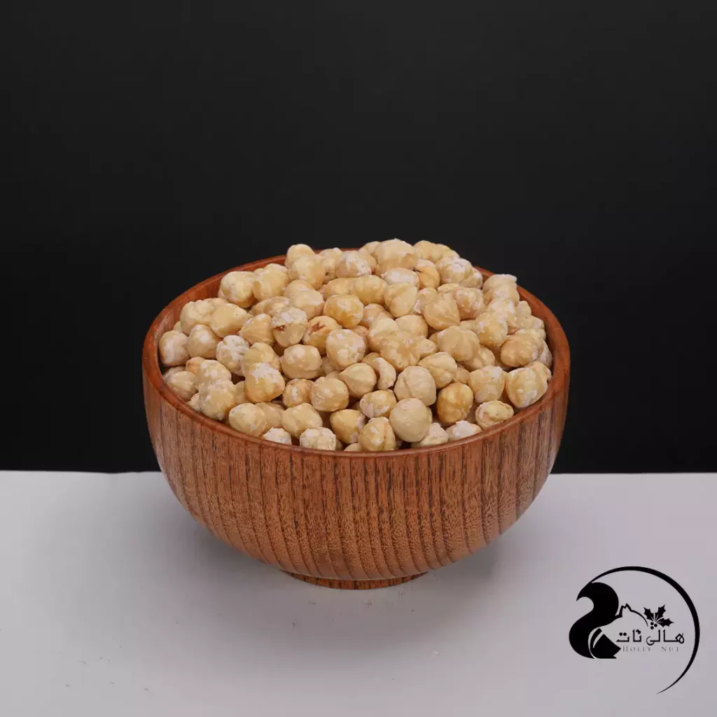 مغز فندق شور یکی از محبوب‌ترین آجیل‌های جهان به شمار می‌آید و دارای فواید بسیاری است. متخصصان طب سنتی معتقدند که فندق طبع گرم و خشکی دارد و می‌تواند به دفع سموم بدن کمک کند.