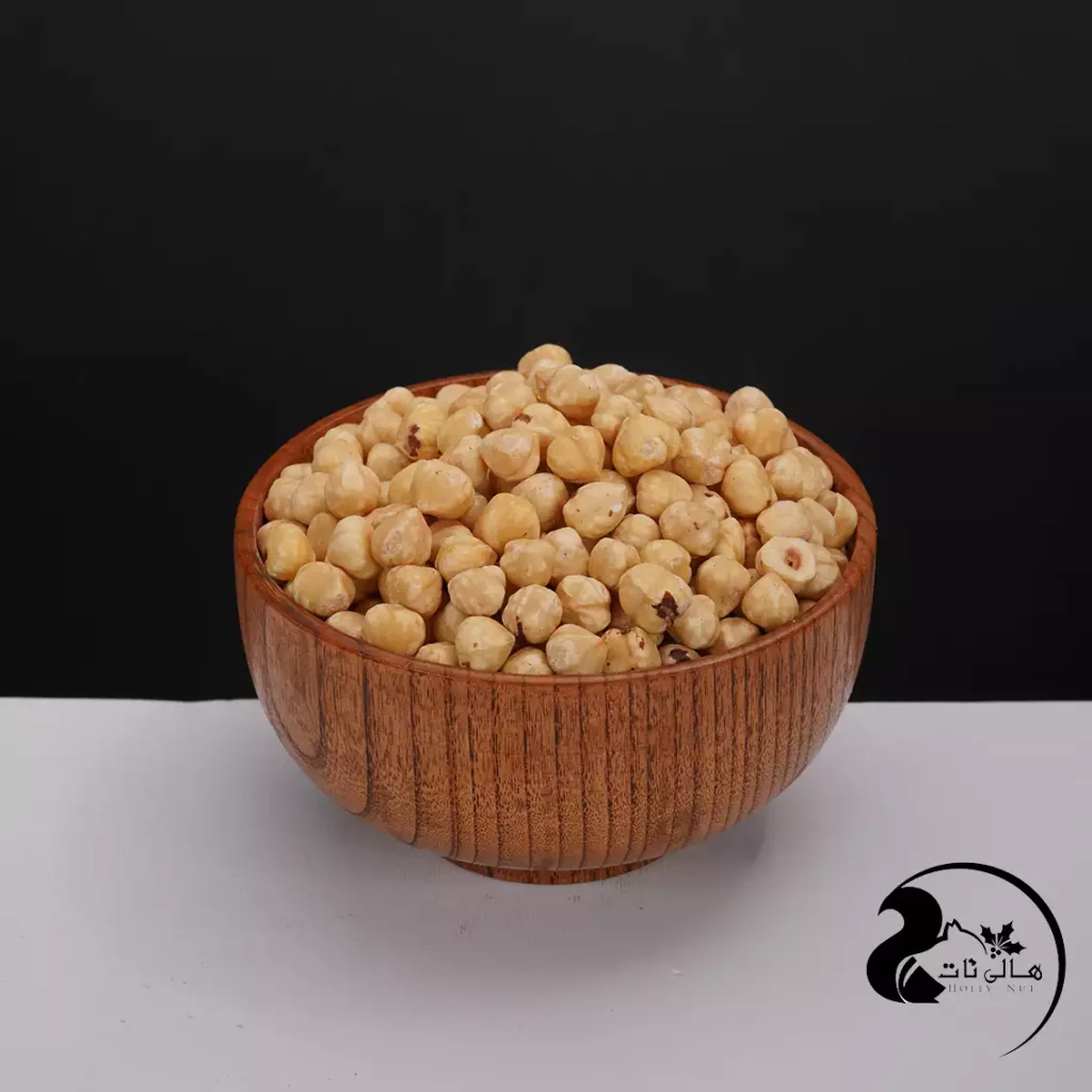 مغز فندق خام یکی از پرطرفدارترین آجیل‌های جهان محسوب می‌شود و فواید فراوانی دارد. کارشناسان طب سنتی بر این باورند که فندق و مغز خام آن دارای طبع گرم و خشک است و می‌تواند به دفع سموم بدن یاری رساند.