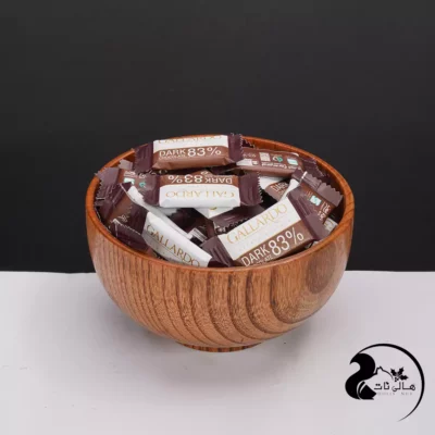 شکلات گالاردو تلخ 83 درصد، محصولی اصیل و تهیه‌شده از کره کاکائو است. این شکلات گزینه‌ای ایده‌آل برای کسانی است که به دنبال یک رژیم غذایی سالم هستند. با تجربه طعم این شکلات حرفه‌ای، علاقه شما به شکلات بیشتر از قبل خواهد شد.
