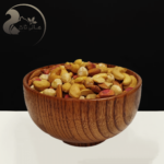 آجیل لوکس شور شامل مغز بادام درختی، پسته، فندق و بادام هندی است که هرکدام مزه‌ای خاص و مغذی به این ترکیب می‌افزایند.